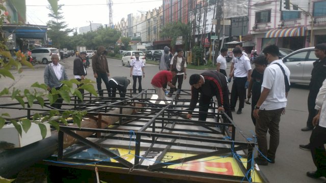 Reklame yang dibongkar oleh Bapenda Makassar.
