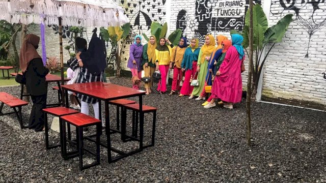 Cafe Ruang Tunggu Jawab Tantangan Milenial