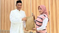 Usai Viral Jadi Buruh Pikul Semen, Gadis Ini Diminta oleh Eks Mentan Kerja di PT Tiran Group