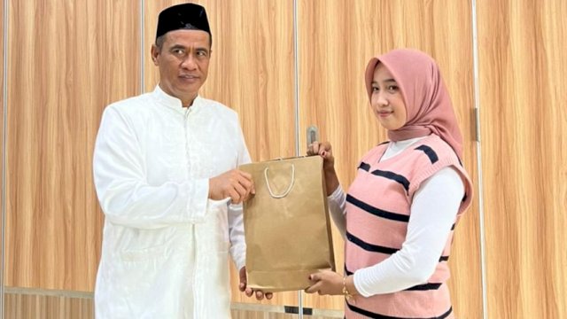 Andi Amran Sulaiman saat bertemu dengan gadis yang sempat viral pikul semen.