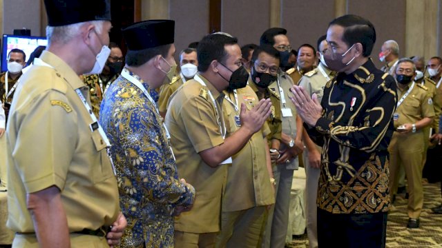 Presiden Joko Widodo Menyapa Gubernur Sulsel Andi Sudirman Sultan Sesaat Sebelum Membuka Pengarahan