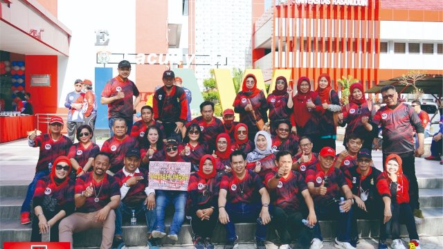 Disaksikan Rektor, Ika FH 86 Unhas Kembali Berikan Hadiah Umroh Ke Pegawai