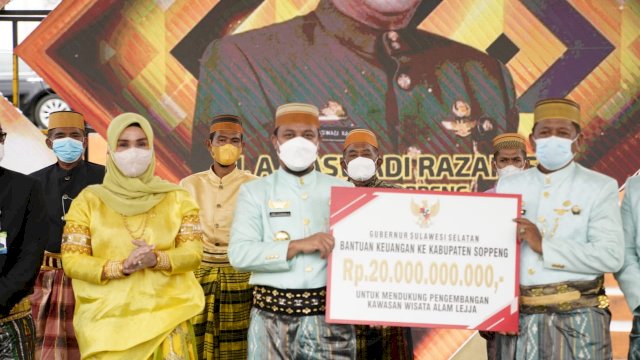 Gubernur ASS Kucurkan Rp20 M ke Soppeng