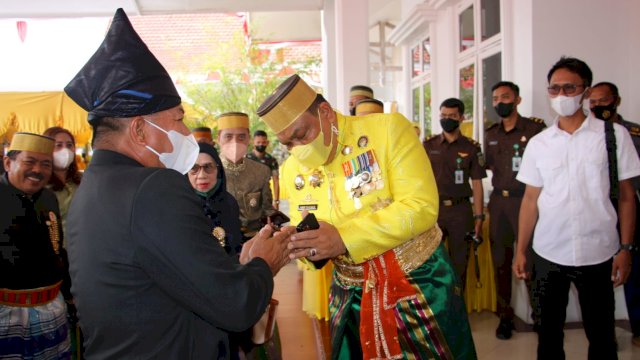 Bupati Bulukumba Tampil dengan Busana Adat Ammatoa di Hari Jadi Bone