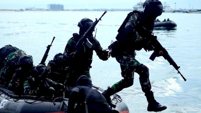 Latihan Tempur Prajurit Yonmarhanlan VI Pukau Ratusan Taruna AAL Peserta Prajalasesya Tahun 2022