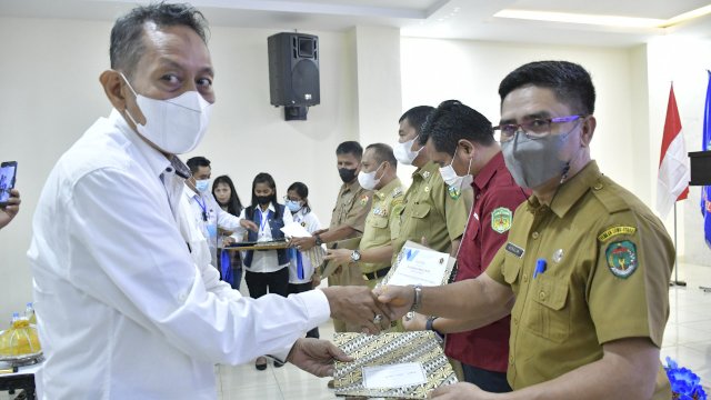 Dinilai sebagai Tokoh Pendorong Kemajuan Luwu Raya, Bupati Luwu Utara Terima Penghargaan PWI Luwu Raya