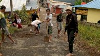 Warga Herlang Gotong Royong Perbaiki Jalanannya