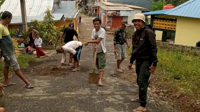 Warga Herlang Gotong Royong Perbaiki Jalanannya