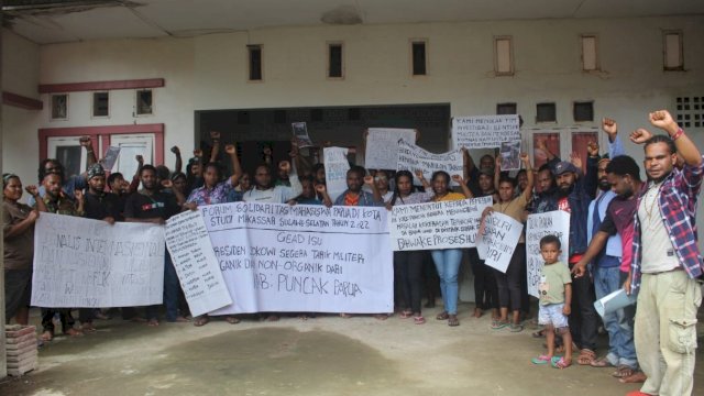 Saat mahasiswa Papua menggelar konferensi pers di Asrama Tinggi Papua, Jalan Toddopuli 6, Makassar, Senin (7/3). Foto: Juru Bicara Forum Solidaritas Mahasiswa Papua Kota Studi Makassar, Kumar Telenggen.