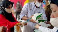 Antusiasme Masyarakat Belanja di Pasar Murah Sembako oleh Pemprov Sulsel