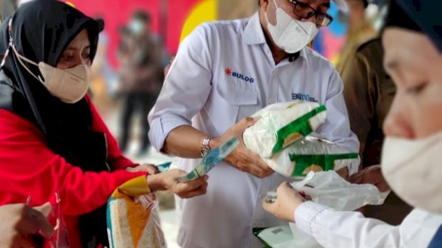 Antusiasme Masyarakat Belanja di Pasar Murah Sembako oleh Pemprov Sulsel