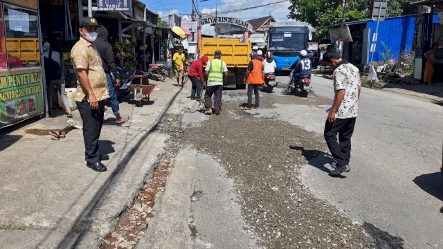 Jalan poros Atang yang ditambal oleh PUTR Sulsel.