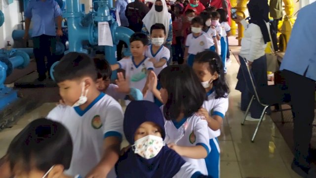 Perusahaan umum Daerah air Minum. Kita Makassar mensosialisasikan program Water Education kepada sejumlah siswa Sekolah Dasar Sosialisasi program di berikan kepada Pelajar,&nbsp;