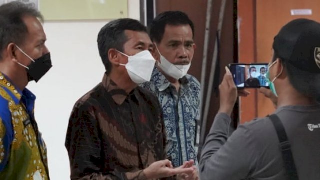 Wakil Rektor Bidang Kemahasiswaan dan Alumni UIN Alauddin Makassar Prof Dr Darussalam Syamsuddin saat diwawancarai awak media, Rabu (30/3).