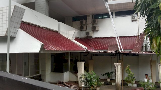 Gedung Kantor DPRD Makassar sedang dibenahi. (*)