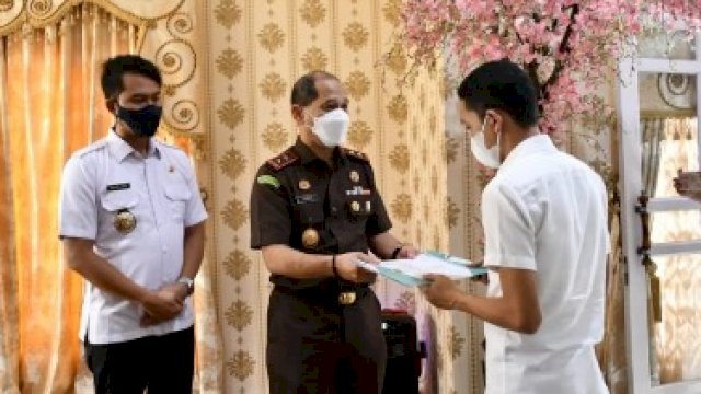 Kunker ke Sinjai, Kajati Sulsel Serahkan Aset Pemkab ke Pemdes