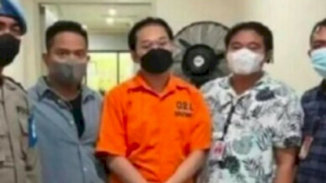 Tampak Indra Kenz berpakaian berwarna oranye&mdash;baju tahanan. (*)