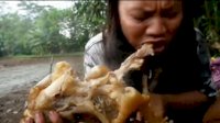 Lezatnya Makan ‘Raja Jin’, Konten Dede Inoen Mengajarkan Kita Merawat Alam