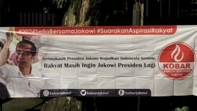 Spanduk bertebaran dukung Jokowi tiga periode di Makassar. Foto: Istimewa. 