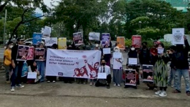 Para demonstran dari Aliansi Perjuangan Demokrasi saat melakukan aksi bisu di Jalan Urip Sumoharjo Makassar, Sulsel, Rabu (9/3). Foto: istimewa