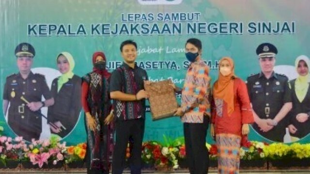 Saat Bupati ASA melepas mantan Kajari Sinjai Ajie Prasetya. (*)