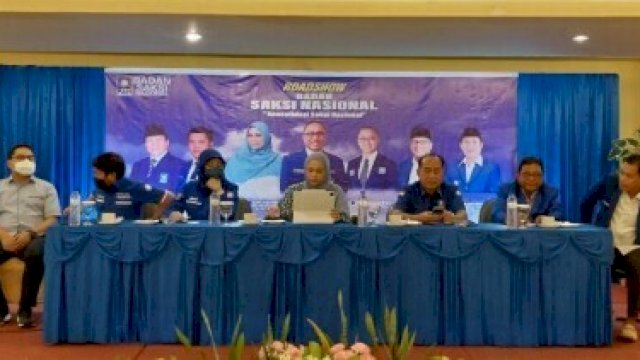 Ketua BSN sekaligus Wakil Ketua DPRD DKI Jakarta Zita Anjani saat roadshow ke Sulsel. Dia terlihat sedang memimpin rapat bersama pengurus PAN Sulsel di Hotel Grand Asia Jalan Boulevard Kota Makassar Minggu (13/3/2022).