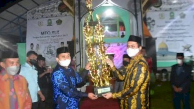 Bupati Andi Seto Asapa menyerahkan piala bergilir MTQ XLII kepada Camat Sinjai Selatan, Andi Hadi.