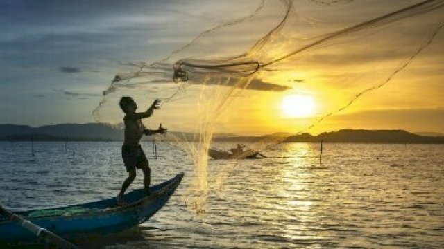 Seorang nelayan tengah melempar perangkap ikannya. (Pixabay)