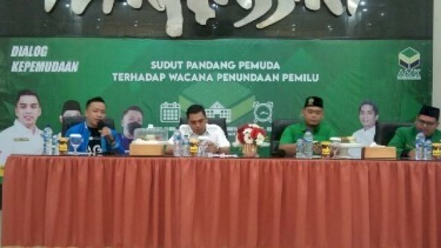 Terlihat Ketua KNPI Makassar sedang berbicara dalam acara diskusi kepemudaan oleh Angkatan Muda Ka'bah, Senin (21/3).