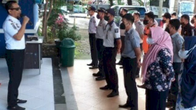 Kadishub Kota Makassar, Iman Hud, S.I.P., M.Si memberikan arahan ke seluruh Staff Dishub Kota Makassar terkait Program Pemkot Makassar "Makassar Menuju Metaverse" di Halaman depan Kantor Dishub Kota Makassar, Kamis (17/3/2022).

 