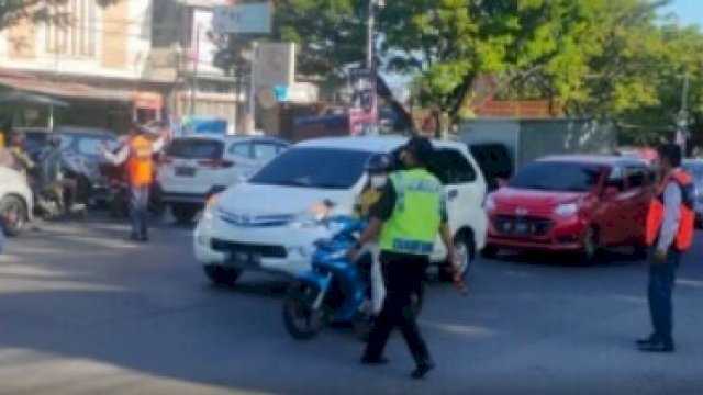Terlihat petugas Dishub Makassar tersebar di beberapa titik.