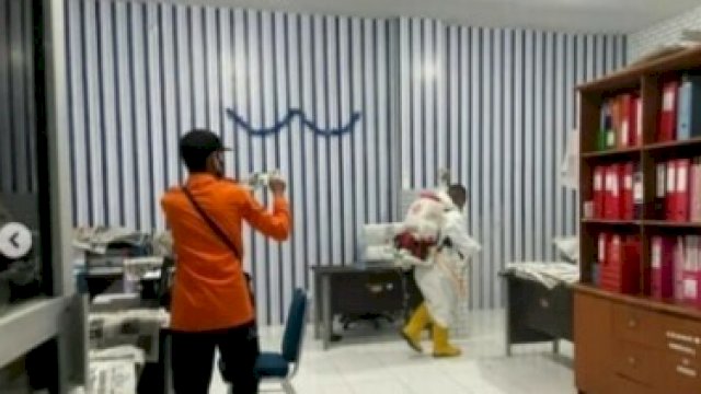 Kantor Dishub Makassar Disemprot Disinfektan, Imam Hud: Kami Juga Cek Suhu Tubuh Seluruh Staf dan Tamu