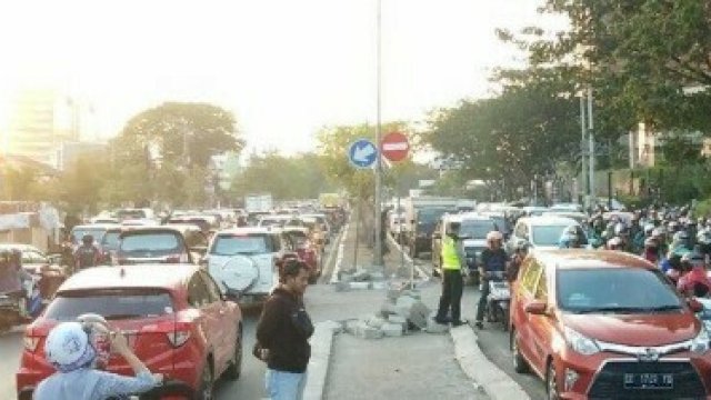 Anggota Dishub Kota Makassar Turun Urai Kerumunan di Jalan Kewenangan Provinsi