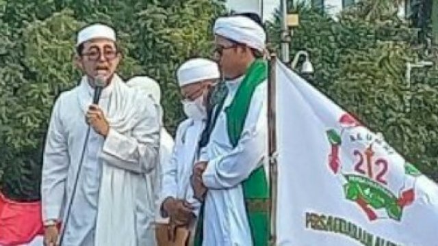 Aksi demonstrasi kelompok PA 212 yang menuntut pemenjaraan Menteri Agama Yaqut Cholil Qoumas di Kawasan Patung Kuda, Silang Tugu Monas, Jakarta Pusat, Jumat (25/2/2022).
