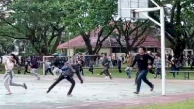 Detik-detik bentrokan terjadi di UIN Alauddin Makassar, Selasa (29/3).