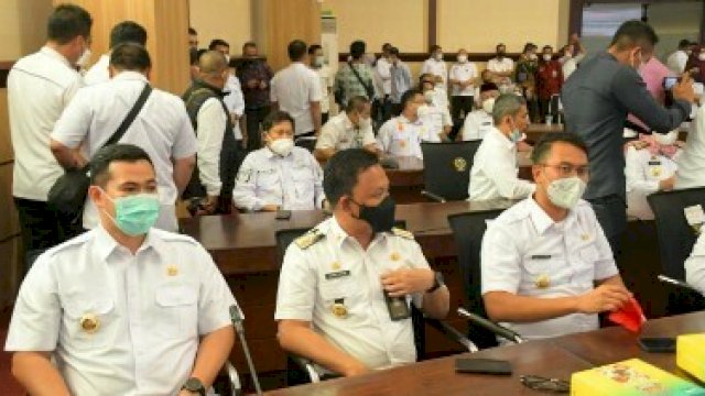 Bupati Sinjai, Andi Seto Gadhista Asapa (Kanan) saat menghadiri rakor pencegahan korupsi terintegrasi di Kantor Gubernur Sulsel, Rabu (30/03/2022).