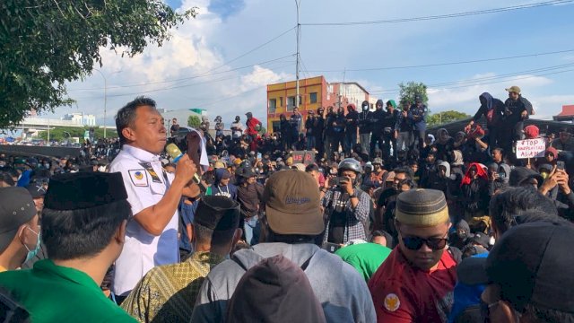 Bacakan Tuntutan Organda Mahasiswa se Sulsel, Syahar: Mendesak Jokowi Memecat Muhammad Lutfi