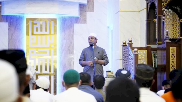 Momen Gubernur Sulsel Tarawih Berjamaah di Masjid Kubah 99 Asmaul Husna