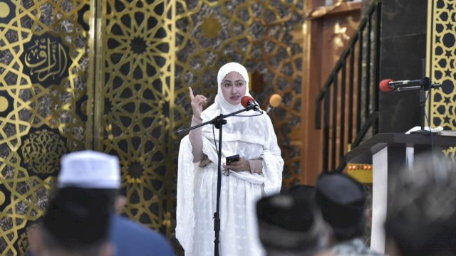 Awali Ramadhan Bupati Lutra Salat Tarawih Bersama Warga Desa Suka Maju