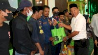 Usai Dilantik, Baznas Bulukumba Berbagi dengan Petugas Kebersihan dan Tim Pengendali Banjir