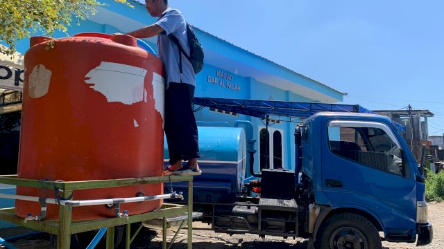 PDAM Makassar Bantu Tandon Air ke Beberapa Masjid yang Kesulitan Air