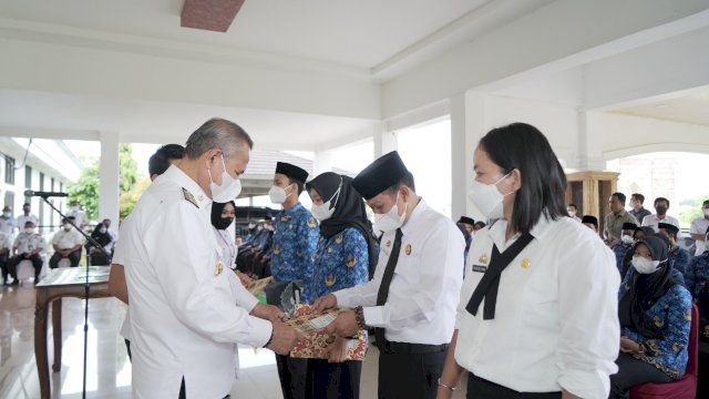 Bupati Luwu Serahkan SK Pengangkatan Kepada 78 CPNS dan 18 PPPK Formasi Tahun 2021