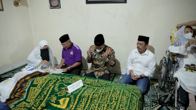 Wali Kota Danny Pomanto Melayat Kerumah Duka Ayahanda Sekda Kota Makassar.