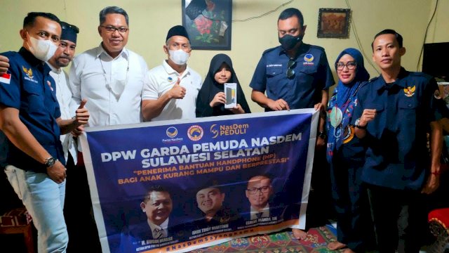 Jumat Berkah, Garda Pemuda Nasdem Sulsel Bagi-bagi Handphone Bagi Siswa Berprestasi