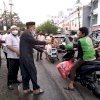 Ketua DPRD Makassar Rudianto Lallo Pimpin IKA SMA 6 Bagi-bagi Takjil Gratis Kepada Masyarakat