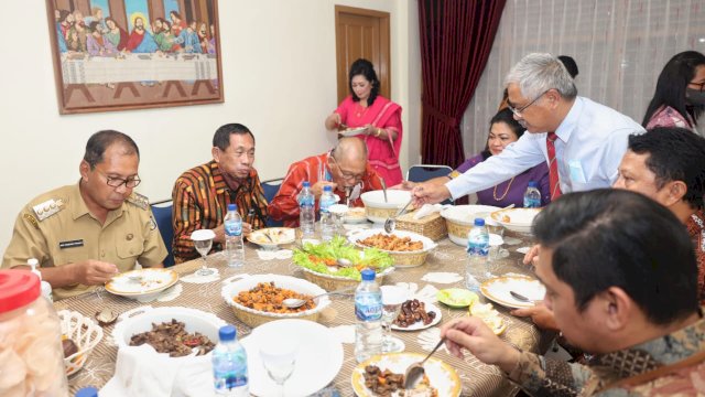 Tepis Makassar Kota Intoleran, Pendeta Sediakan Danny Buka Puasa