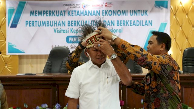 Andi Utta Dipasangkan Mahkota Papua&nbsp;