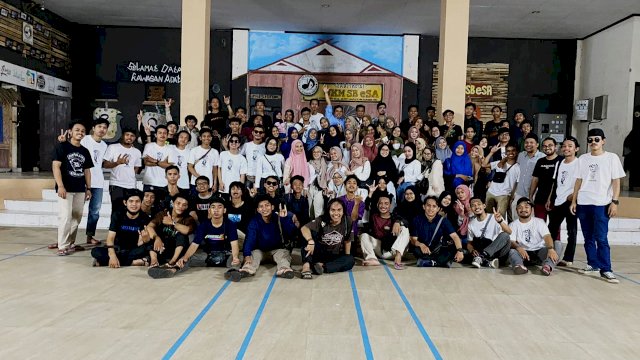 Foto bersama orang-orang keren di UKM Seni Budaya eSA UIN Alauddin Makassar, saat menggelar bukber di sekretariatnya, Rabu (13/4).