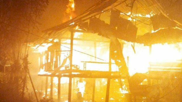 Kebakaran di Dusun Bulusibalie, Desa Aska, Kecamatan Sinjai Selatan, Kabupaten Sinjai. Rabu, (13/4/2022). 
