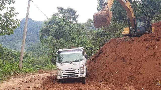 Pengerjaan jalan di Kabupaten Luwu.